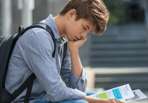 alunno superiori che studia
