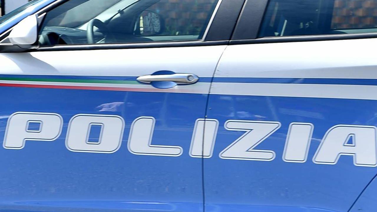 “Questa è una rapina”, speronano auto ma le vittime sono poliziotti: arrestati a Napoli