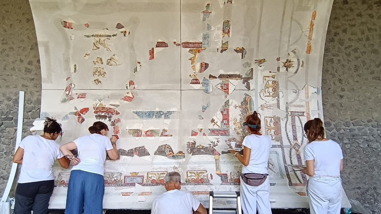 Pompei restituisce il soffitto dionisiaco di una sala da banchetto della Regio IX
