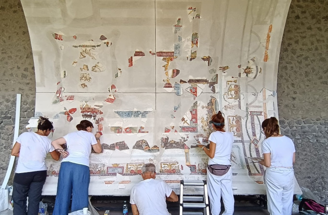 Pompei restituisce il soffitto dionisiaco di una sala da banchetto della Regio IX