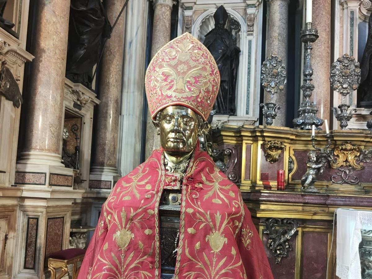 Entra nel duomo di Napoli e ruba il copricapo di San Gennaro, arrestato 43enne