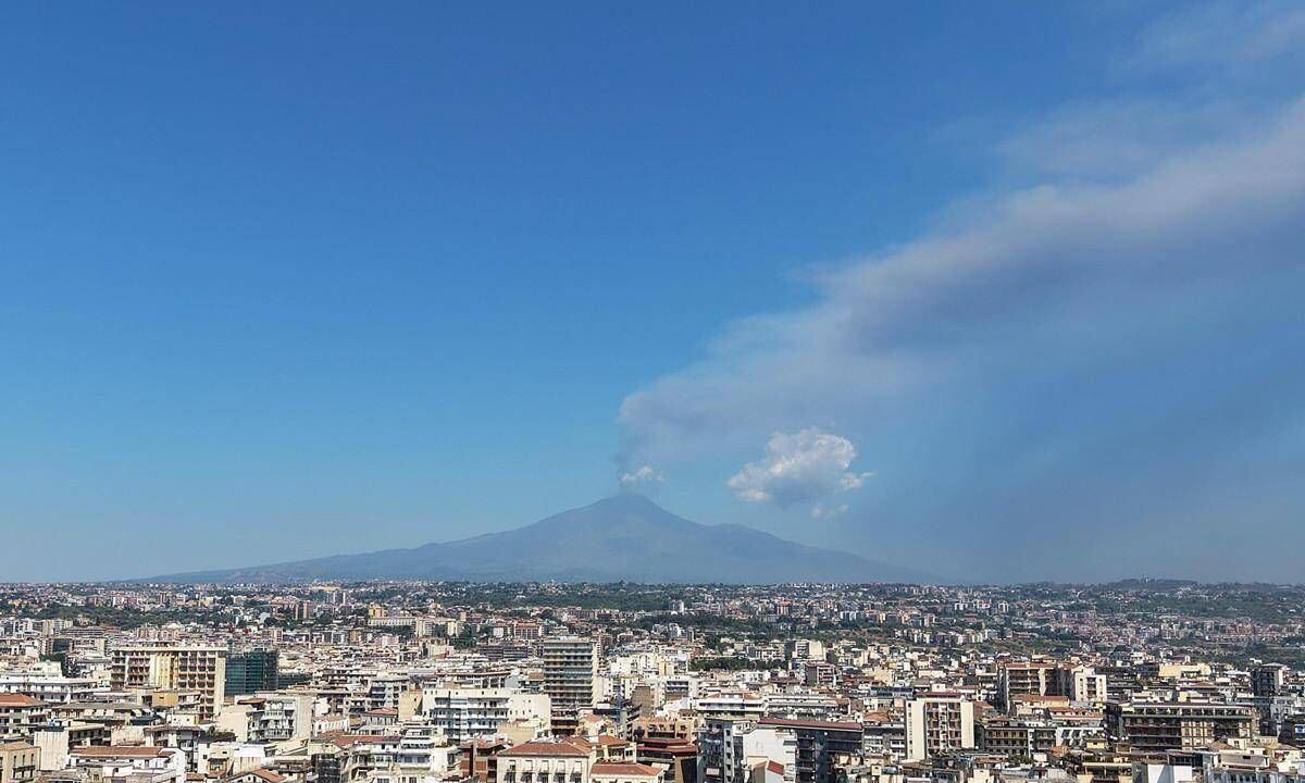 Etna, nube di cenere di 4 chilometri dal vulcano: scatta allerta rossa per l’aviazione