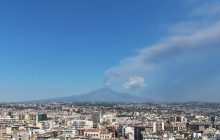 Etna, nube di cenere di 4 chilometri dal vulcano: scatta allerta rossa per l’aviazione