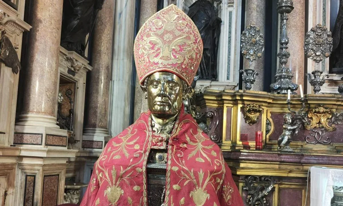 Entra nel duomo di Napoli e ruba il copricapo di San Gennaro, arrestato 43enne
