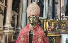 Entra nel duomo di Napoli e ruba il copricapo di San Gennaro, arrestato 43enne