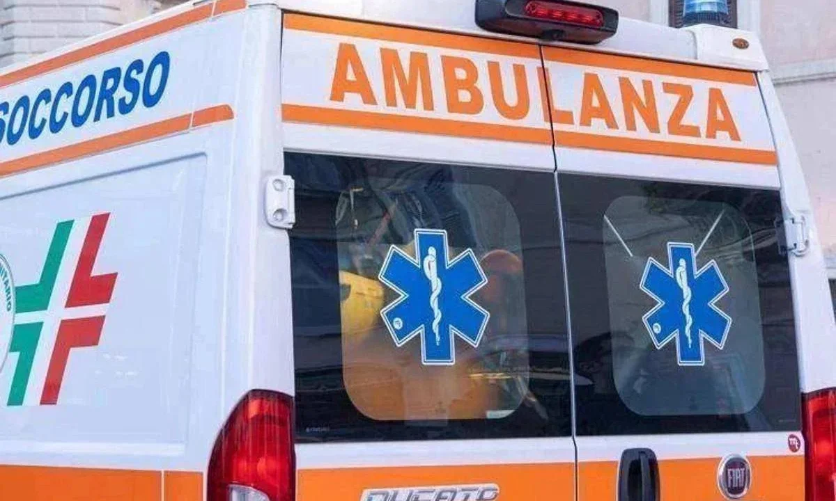 Schianto tra 4 auto sulla via Domitiana, un morto