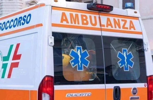 Schianto tra 4 auto sulla via Domitiana, un morto