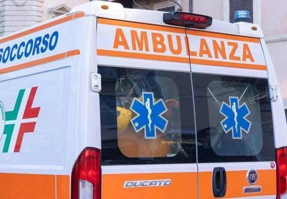 Schianto tra 4 auto sulla via Domitiana, un morto