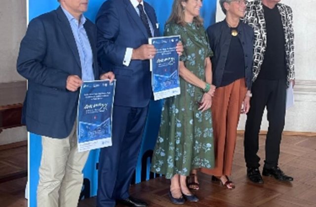 La poesia si accende al Teatro Renato Borsoni: luce, arte ed energia per festeggiare il teatro