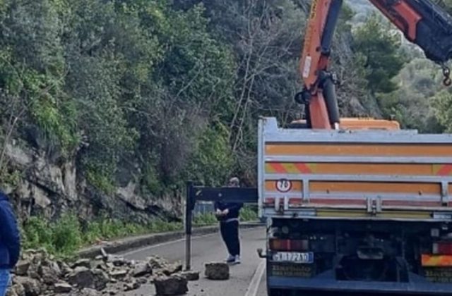 Castellammare, proseguono gli interventi dopo le frane: al lavoro anche una ditta specializzata