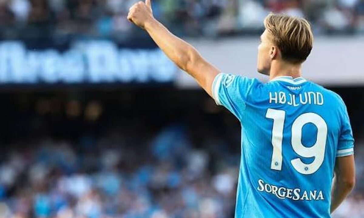 Højlund si racconta tra ieri e oggi: “Un’emozione giocare al Maradona. Senza calcio, avrei fatto il muratore”
