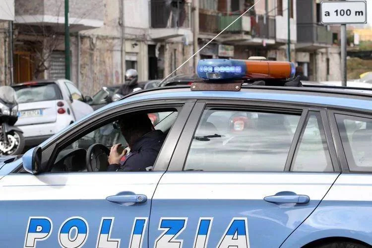 Accoltella una ragazza alla schiena per strada, partita caccia all’uomo a Salerno