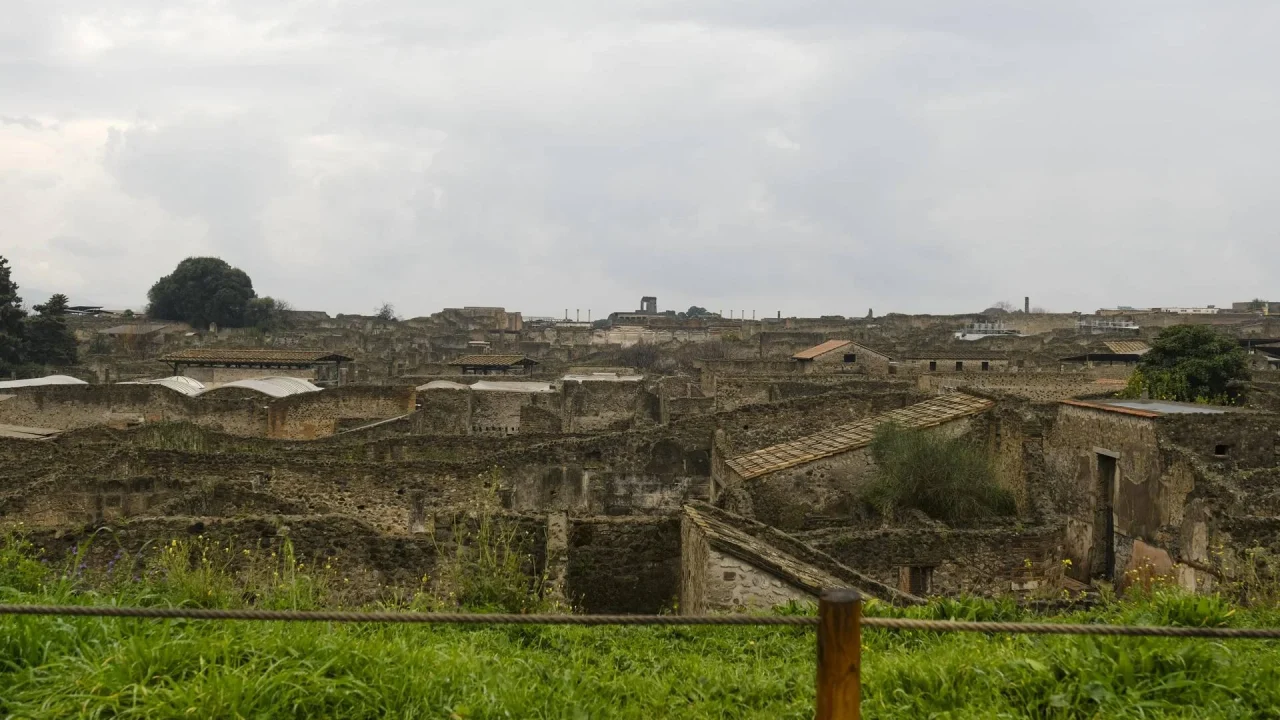 Pompei, abusa di un 17enne in domus chiusa al pubblico: arrestato guardiano del Parco