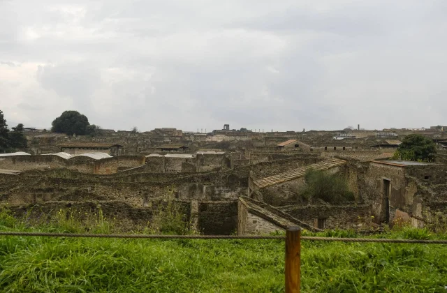 Pompei, abusa di un 17enne in domus chiusa al pubblico: arrestato guardiano del Parco