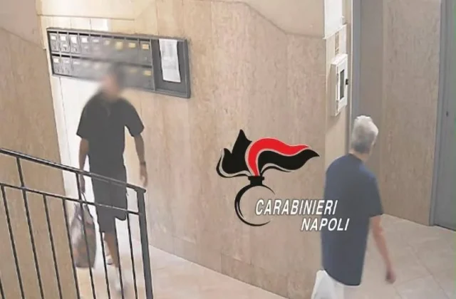 Accompagna vecchiette in ascensore, poi le rapina