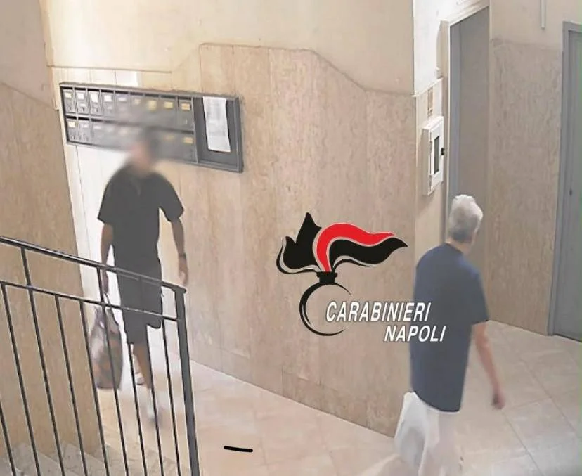 Accompagna vecchiette in ascensore, poi le rapina