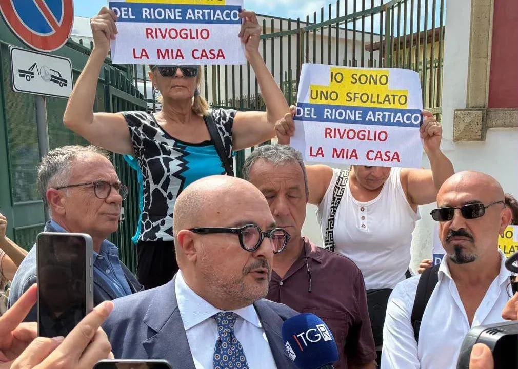 Campi Flegrei, flash mob opposizione di centrodestra in consiglio regionale sotto Comune Pozzuoli
