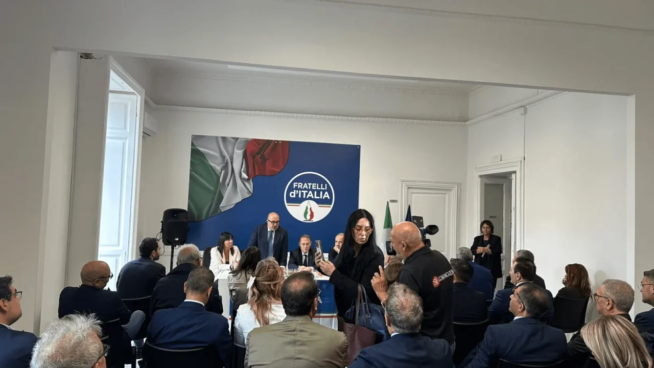 Campania, Sangiuliano: “Le uniche cose che si realizzano sono decretate dal governo Meloni, il resto è immobilismo”