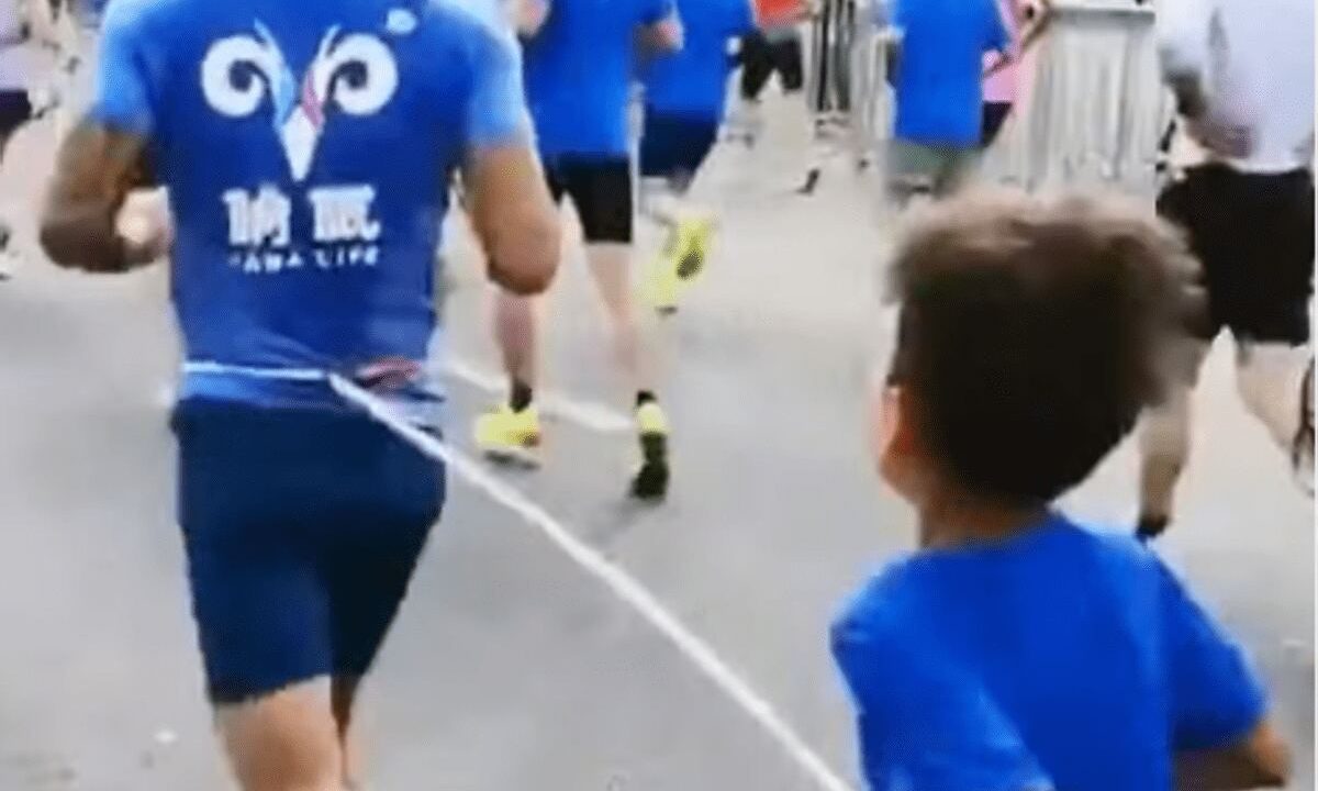 Bambino legato e costretto a correre una mezza maratona: runner squalificato tre anni
