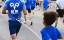 Bambino legato e costretto a correre una mezza maratona: runner squalificato tre anni
