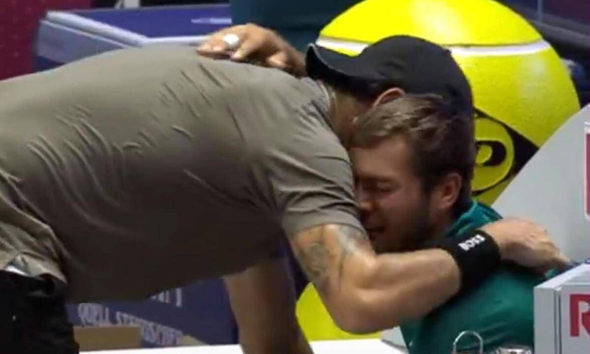 Cobolli si fa male nel derby e scoppia a piangere, Berrettini lo abbraccia