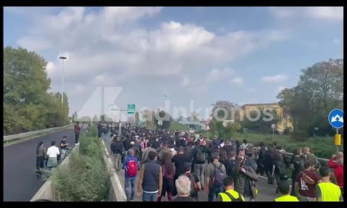 Cortei a Milano, migliaia di manifestanti invadono la tangenziale