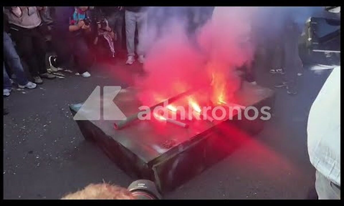 Cortei a Napoli, manifestanti bruciano carro armato di carta