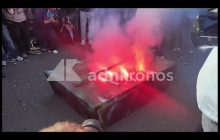 Cortei a Napoli, manifestanti bruciano carro armato di carta