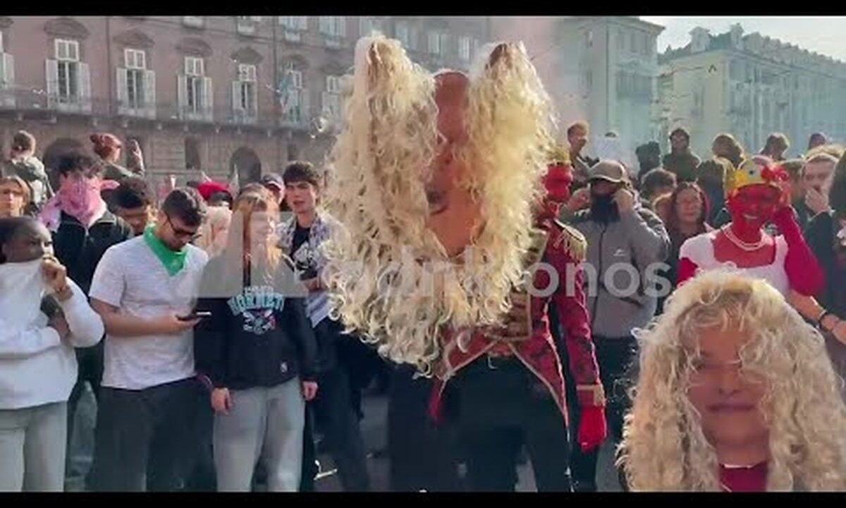 Cortei a Torino, cori contro polizia e Meloni: “Verremo a prenderti Giorgia”