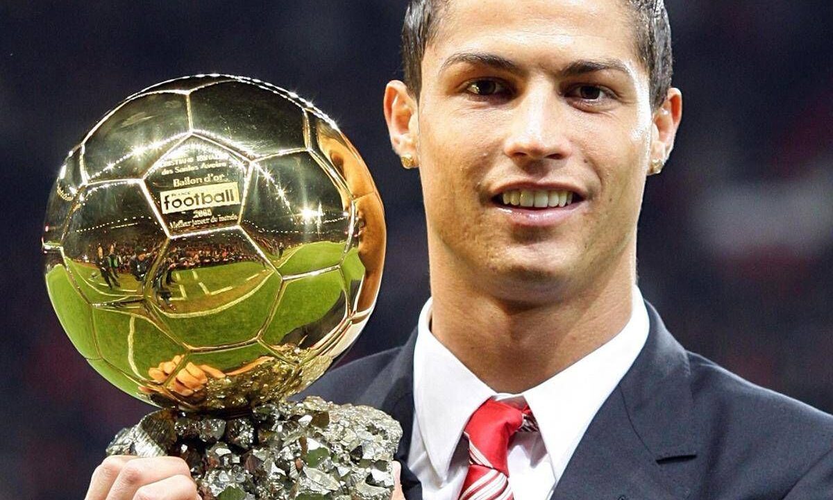 Cristiano Ronaldo batte Messi, è suo il Pallone d’Oro di tutti i tempi. Poi sui social: “Il calcio è dei tifosi!” Cristiano Ronaldo batte Messi, è suo il Pallone d’Oro di tutti i tempi. Poi sui social: “Il calcio è dei tifosi!”