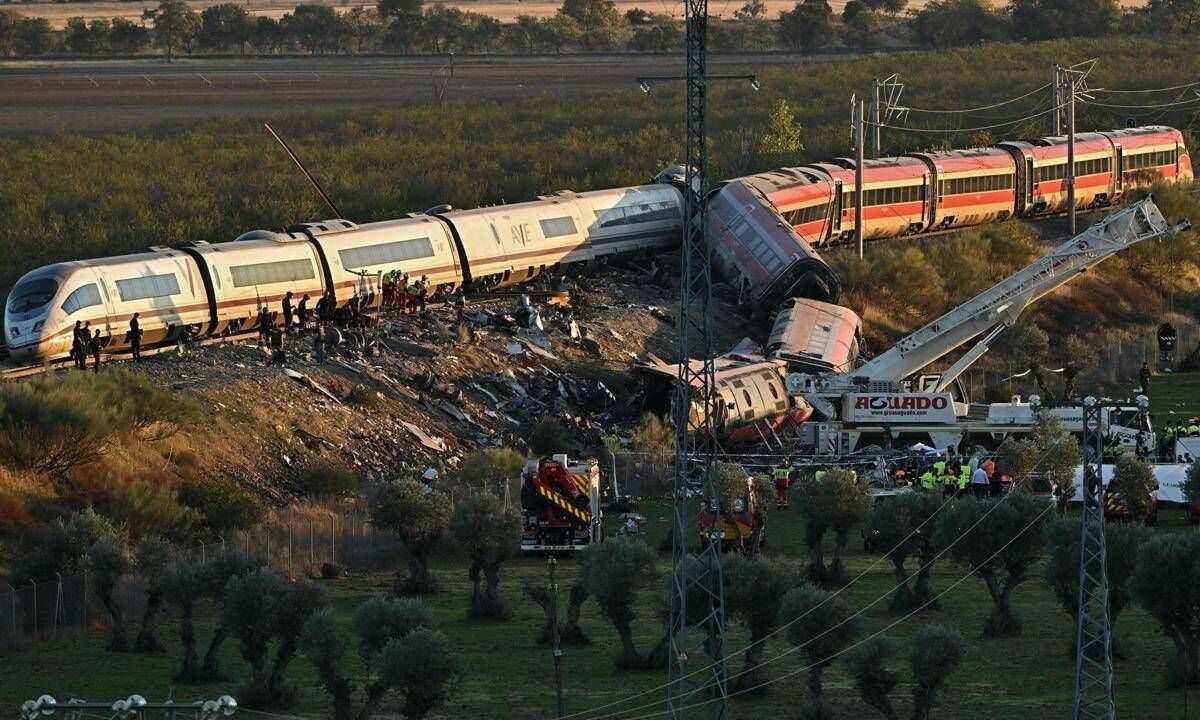 Disastro ferroviario in Spagna, il lutto e le indagini: “Via libera al treno nonostante convoglio fermo sui binari” Disastro ferroviario in Spagna, il lutto e le indagini: “Via libera al treno nonostante convoglio fermo sui binari”