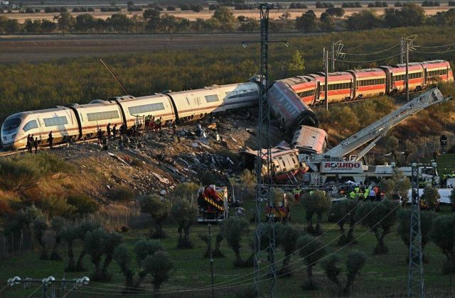 Disastro ferroviario in Spagna, il lutto e le indagini: “Via libera al treno nonostante convoglio fermo sui binari”