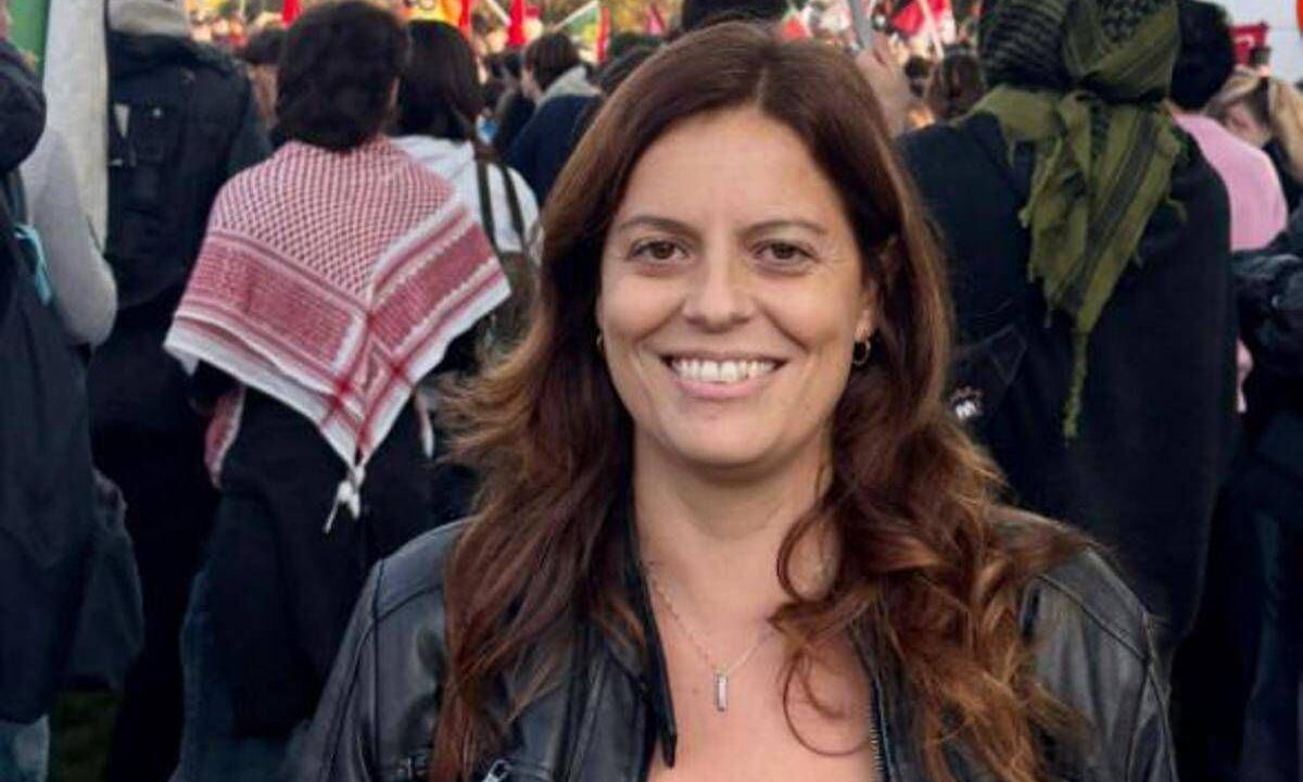 Ilaria Salis in piazza a Milano: “Il terrorismo mediatico non ci ferma”