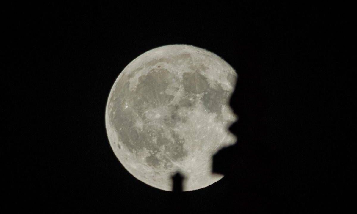 La Superluna, tre sciami di meteoriti e la parata dei pianeti: tutti gli eventi celesti di novembre 2026