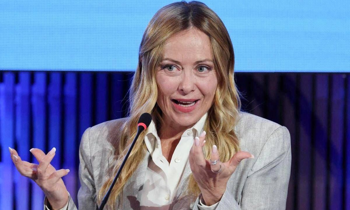 Manovra 2027, arrivano anche le targhe personalizzate. Meloni: “Ci si può sbizzarrire”