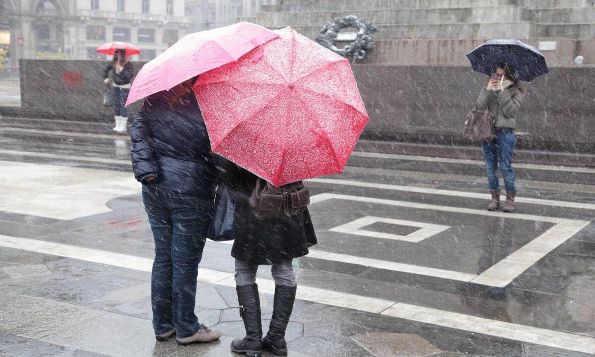 Meteo, weekend di freddo e maltempo: crollano le temperature, temporali e neve a 1.000 metri