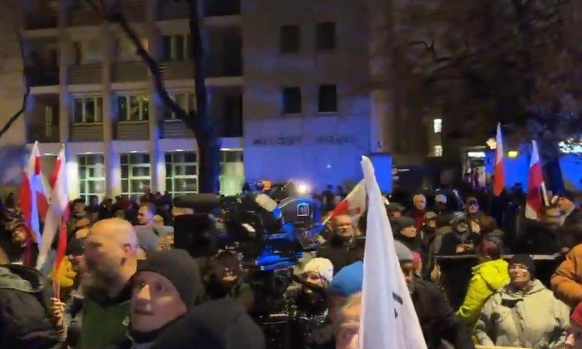 Polonia, sospeso presidente della Corte Costituzionale: polizia schierata attorno all’edificio