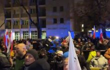 Polonia, sospeso presidente della Corte Costituzionale: polizia schierata attorno all’edificio