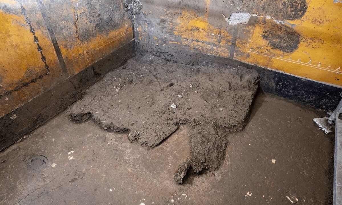 Pompei, scoperto l’armadio dei ricordi: all’interno trucco, monete e un’antica collana