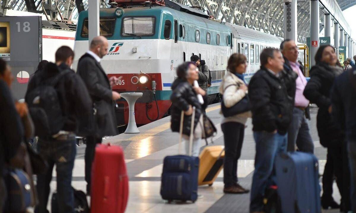 Scioperi a novembre, il calendario: tutte le date ‘nere’ del mese. Dagli aerei ai treni, dalla scuola al trasporto pubblico locale Scioperi a novembre, il calendario: tutte le date ‘nere’ del mese. Dagli aerei ai treni, dalla scuola al trasporto pubblico locale