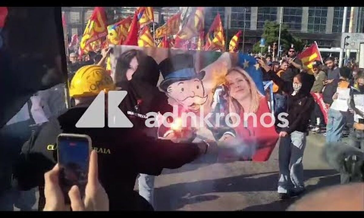 Sciopero 30 ottobre, a Napoli bruciato striscione con Meloni, Bernini e Mr Monopoly
