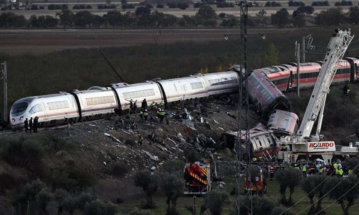 Spagna, scontro treni alta velocità: 68 morti. Tre italiane disperse, una è di Pistoia