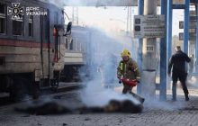 Ucraina, droni russi colpiscono un treno passeggeri a Dnipro: almeno 13 morti ﻿