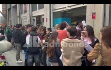 “”Vogliamo un cambiamento””, a Milano giovani in fila al consolato spagnolo per votare