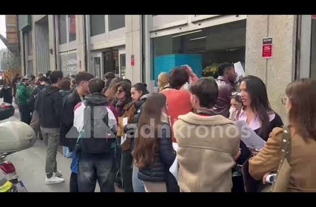 “”Vogliamo un cambiamento””, a Milano giovani in fila al consolato spagnolo per votare
