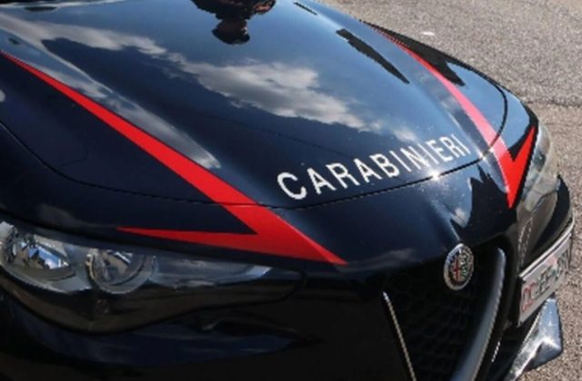 Torre Annunziata, speronano l’auto dei carabinieri e feriscono un militare: due arresti, caccia ai complici