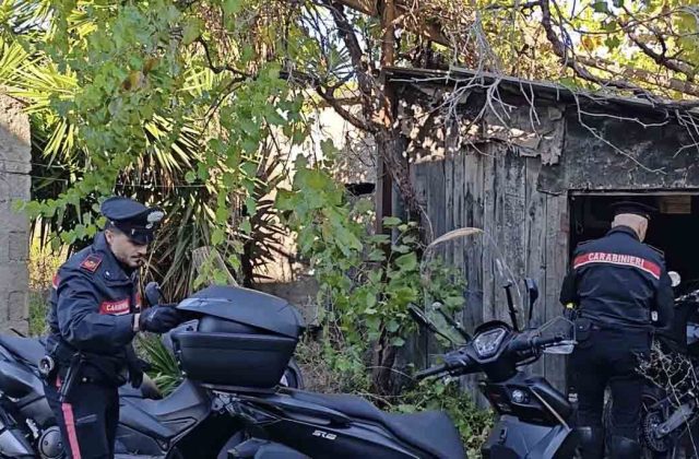 Castellammare di Stabia, ritrovati sei scooter rubati in un capanno rurale