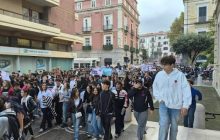 Studenti in piazza a Castellammare. Corteo e proteste contro il caro-vita e per il futuro dei giovani