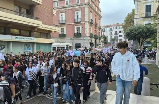 Studenti in piazza a Castellammare. Corteo e proteste contro il caro-vita e per il futuro dei giovani