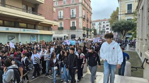 Studenti in piazza a Castellammare. Corteo e proteste contro il caro-vita e per il futuro dei giovani